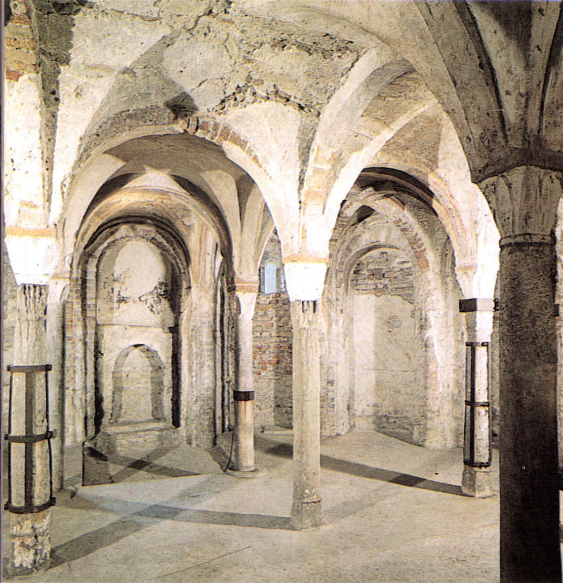 Chiesa, cripta, fonte immagine Wikipedia